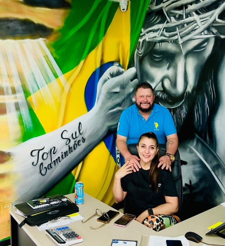 Equipe da Top Sul Caminhões no atendimento